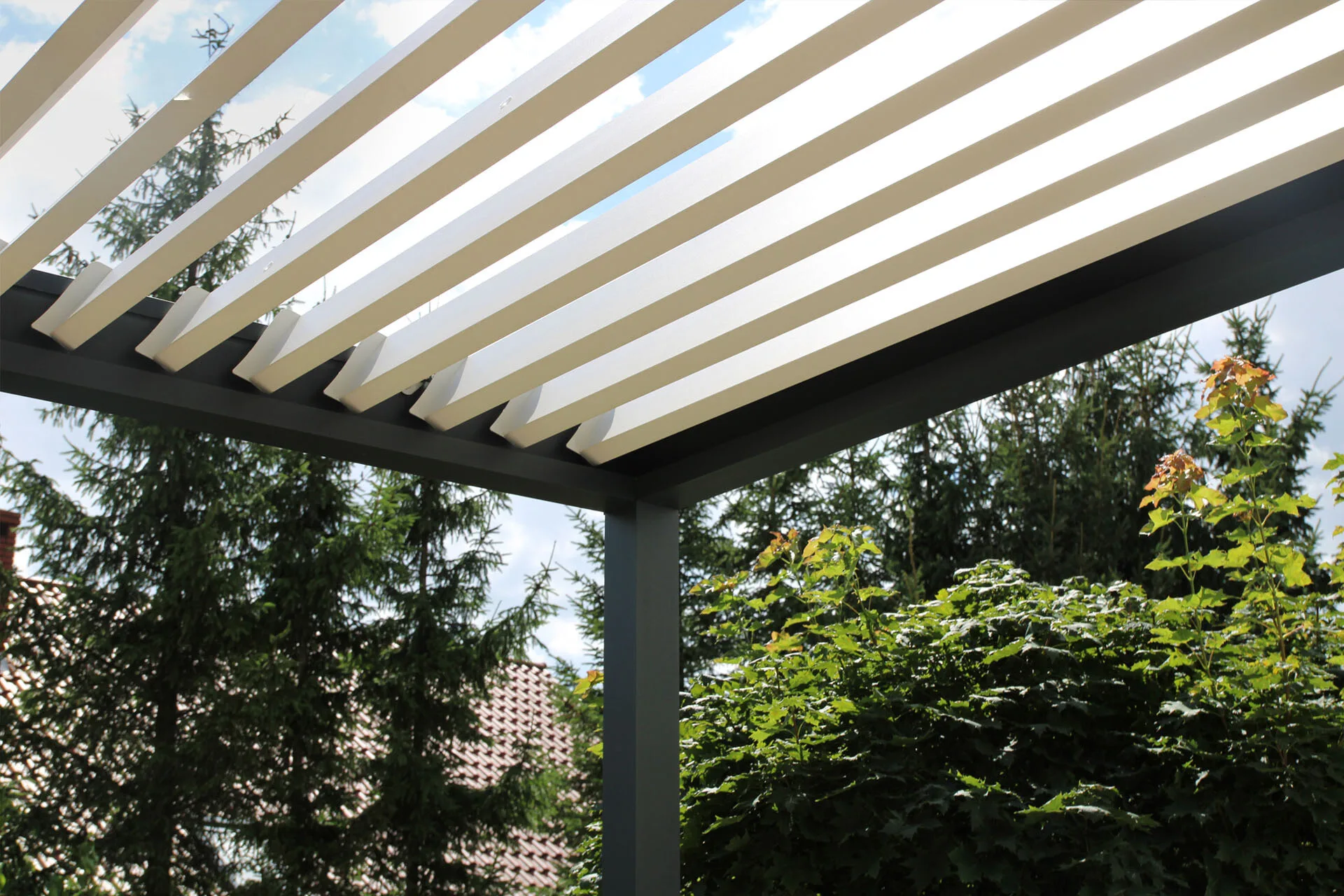 Pergolos metaliniu stogu lameliai