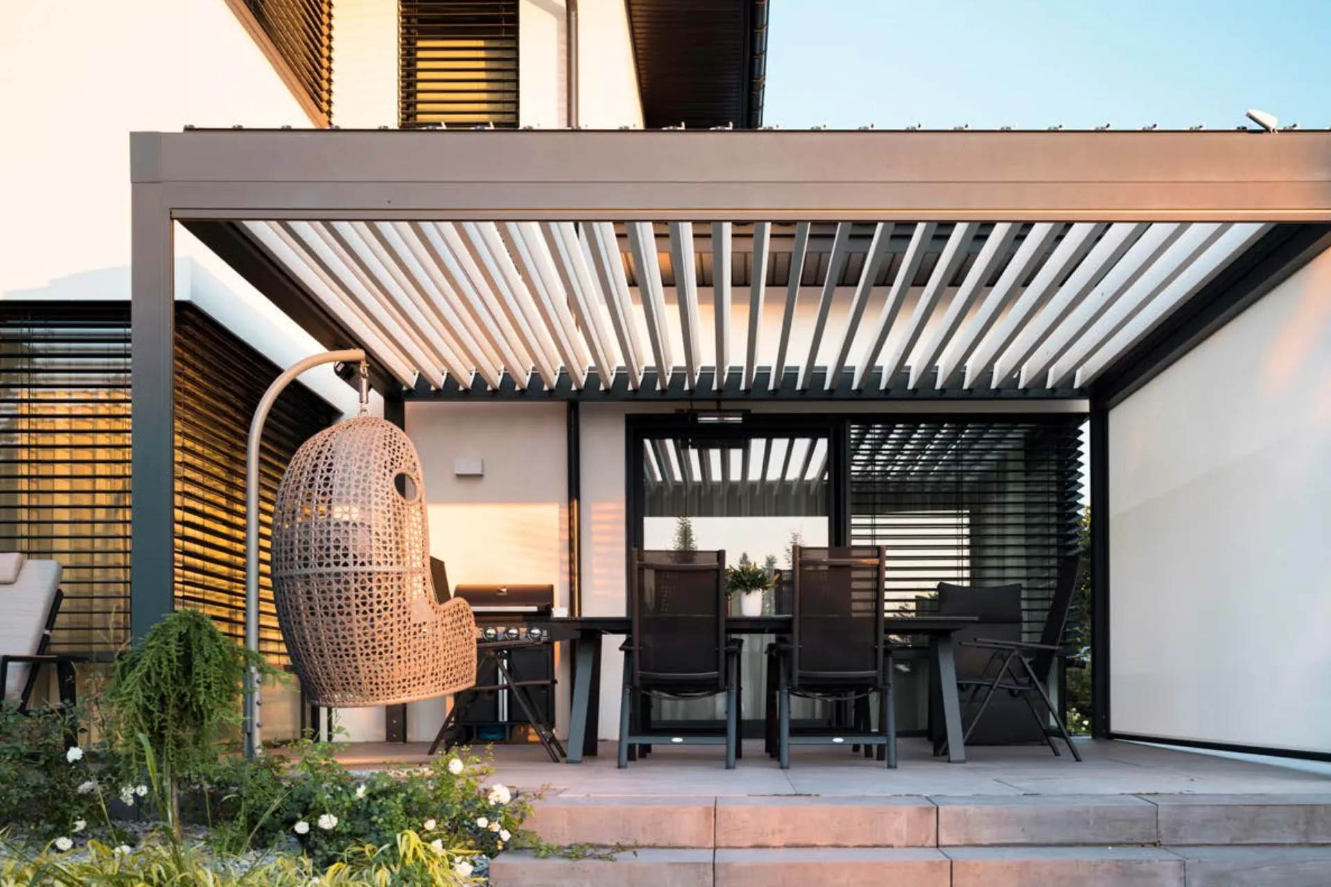 Pergola prie namo su automatiniu stogu iš lamelių